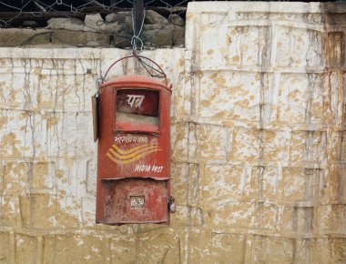 Bir duvarda asılı eski bir Hint posta kutusu