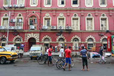 Araçlar ve insanlar sokakta Kolkata, Hindistan