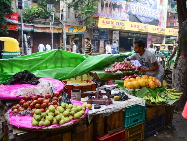 Street trader sell fruits outdoor in Kolkata, India