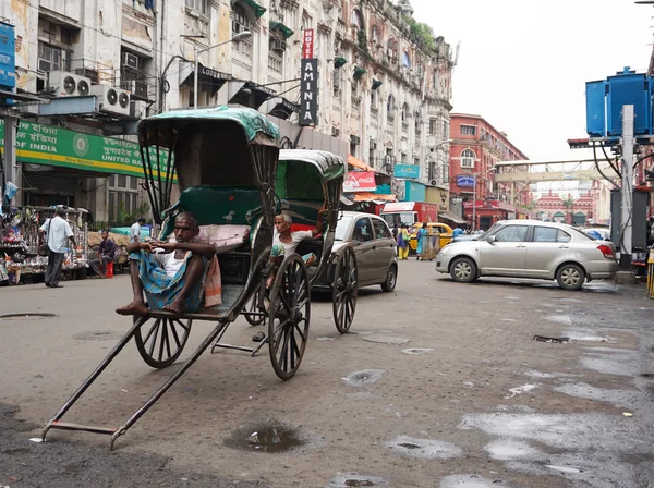 Riksja bestuurder werken in kolkata, india — Stockfoto