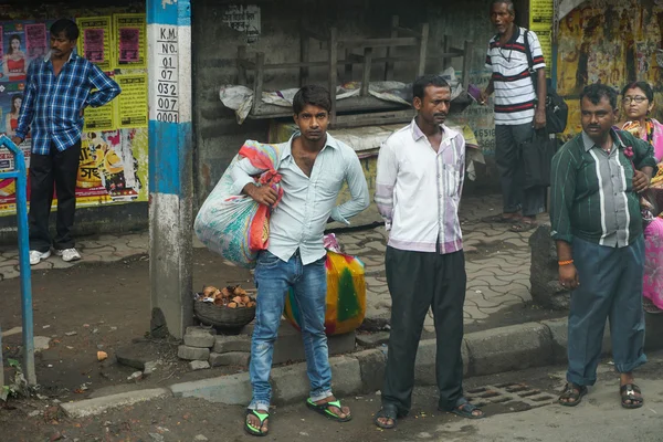City street with many people in Kolkata — ストック写真