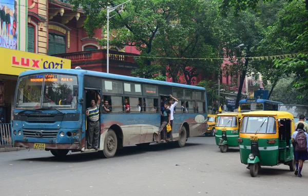 Voertuigen en mensen op straat in Kolkata, India — Stockfoto