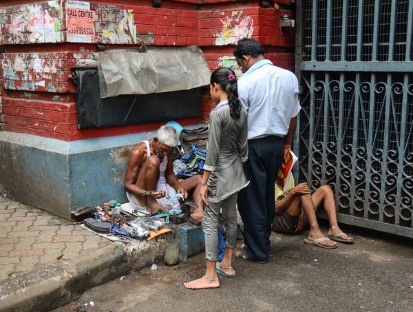 Shoe shiner does his job at street of Kolkata — Stock Photo, Image
