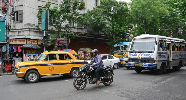 Veículos e pessoas na rua em Kolkata, Índia — Fotografia de Stock