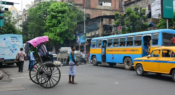 Riksja bestuurder werken in kolkata, india — Stockfoto