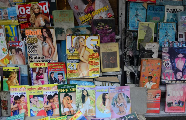 Straßenverkäufer verkaufen gebrauchte Bücher in Kolkata — Stockfoto
