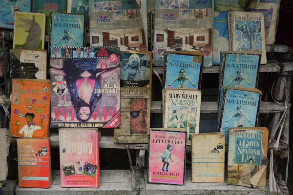 Straßenverkäufer verkaufen gebrauchte Bücher in Kolkata — Stockfoto