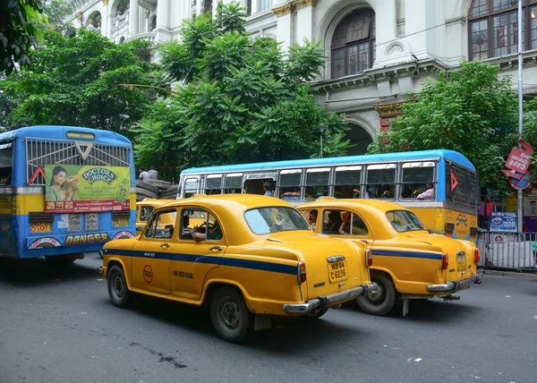 Yellow Ambassador carros de táxi ir na rua em Kolkata — Fotografia de Stock