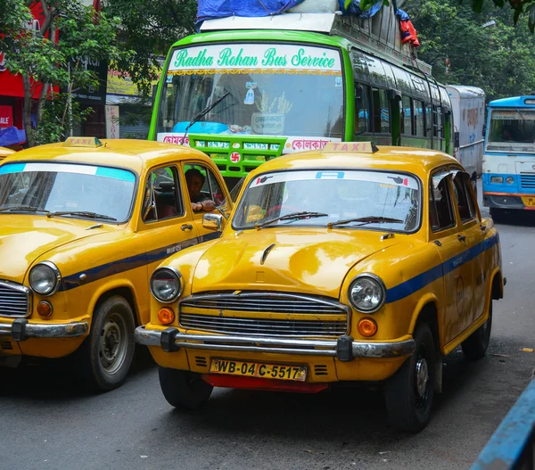 Coches amarillos del taxi del embajador van en la calle en Kolkata —  Fotos de Stock