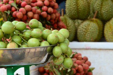 Piyasada Mekong Deltası'nda Birmanya üzüm demet