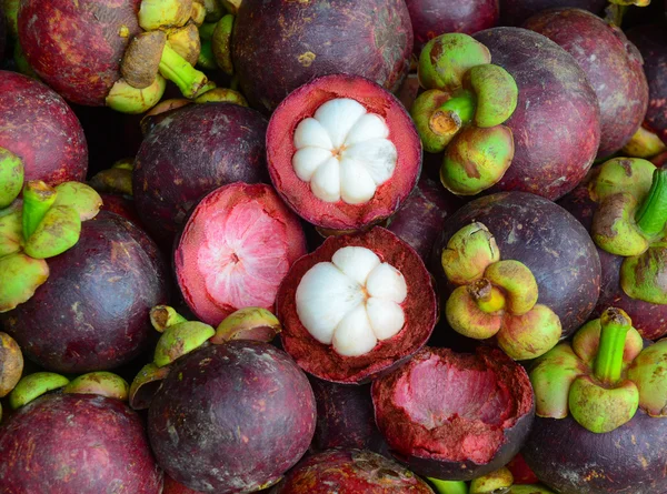 Fresh organic mangosteen fruits at the market — Stock Photo, Image