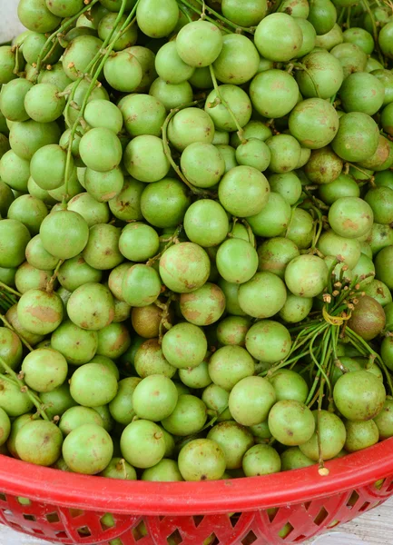 Bunch of Burmese grape at the market in Mekong Delta — Stock Photo, Image