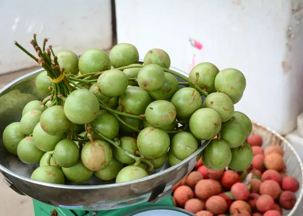 Bando de uvas birmanesas no mercado em Mekong Delta — Fotografia de Stock