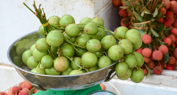 Bunch of Burmese grape at the market in Mekong Delta — Stock Photo, Image