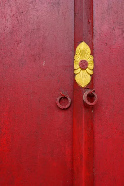 Red wooden door with texture at Khmer temple — Stock Photo, Image