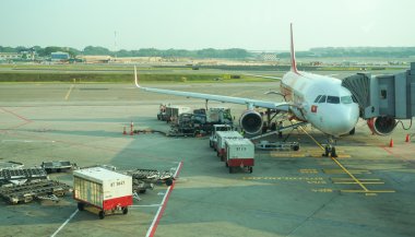 Sivil uçak tan oğlu Nhat Uluslararası Havaalanı'nda otopark