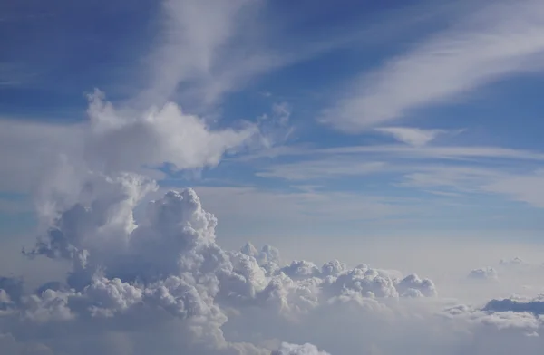 High Definition Wolkenkrabber Met Witte Wolken Blauwe Hemel — Stockfoto