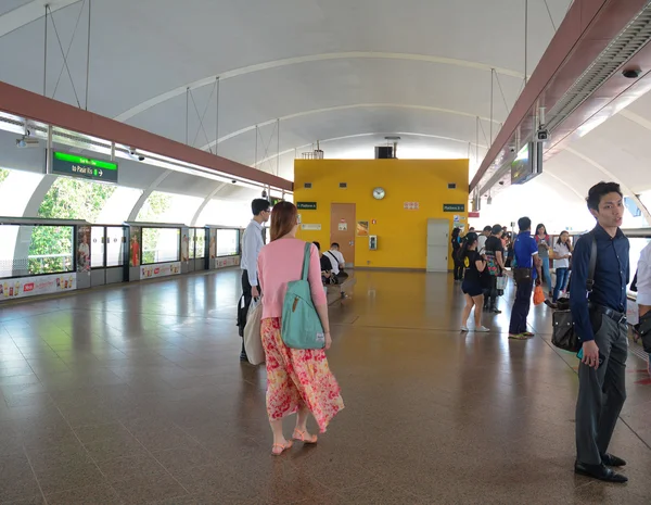 Menschen, die am Bahnhof auf den Zug warten — Stockfoto