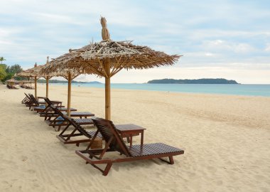 Şemsiye ve plaj sandalyeleri plaj