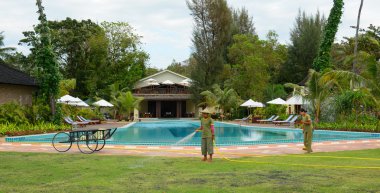 Birman insanlar beach Resort'ta çalışma 