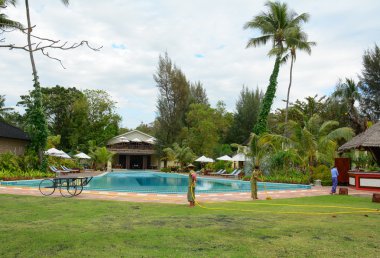 Birman insanlar beach Resort'ta çalışma 