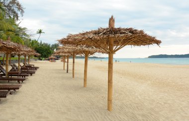 Şemsiye ve plaj sandalyeleri plaj