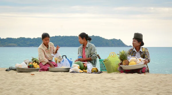 Burmese woman selling fresh fruits on Ngapali beach — Stock Photo, Image