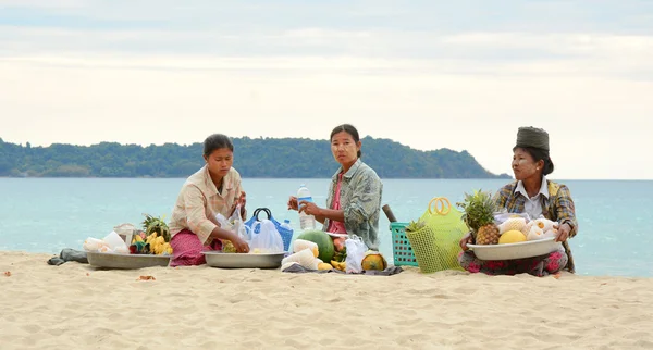 Mujer birmana vendiendo frutas frescas en la playa de Ngapali —  Fotos de Stock