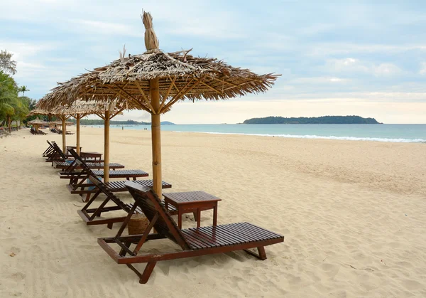 Şemsiye ve plaj sandalyeleri plaj