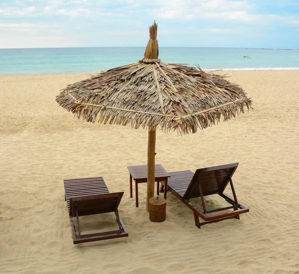 Umbrellas and beach chairs on the beach — Stock Photo, Image