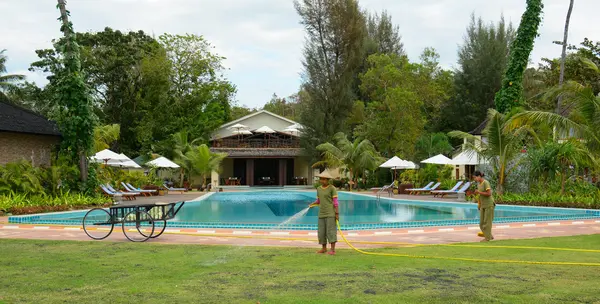 Birman insanlar beach Resort'ta çalışma 