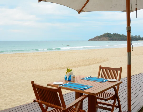 遮阳伞和沙滩椅在海滩上 — 图库照片