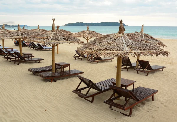 Umbrellas and beach chairs on the beach — Stock Photo, Image