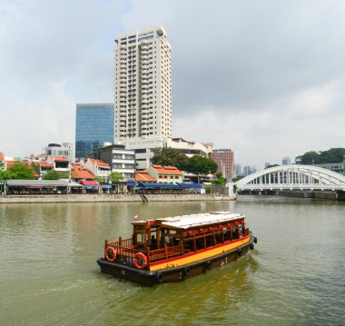 Singapur Nehri üzerinde yüzen turist tekne