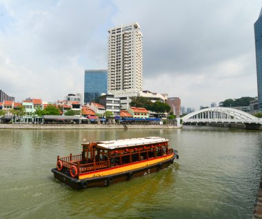 Singapur Nehri üzerinde yüzen turist tekne