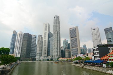 Singapur - 22 Temmuz 2015. Uzun boylu ve modern gökdelenler, iş bölgesinde Singapur şehir.