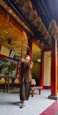 Tanrılar için Asya adam sunan tütsü sopa