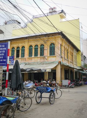 Uzun Xuyen müşteri bekleyen bir taksici