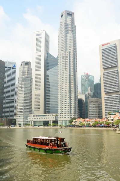 Singapur Nehri üzerinde yüzen turist tekne