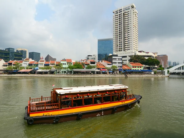 Singapur Nehri üzerinde yüzen turist tekne