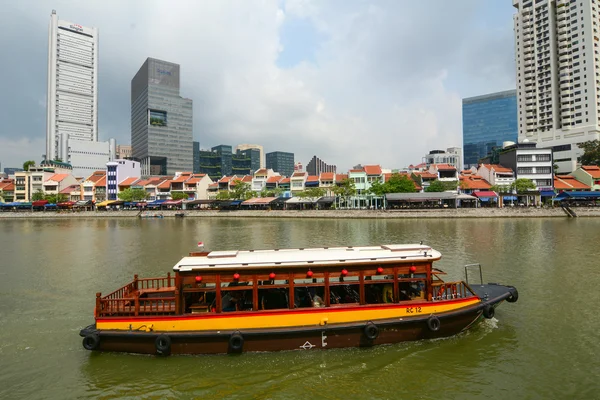 Toeristische boot drijvend op Singapore river, Singapore — Stockfoto