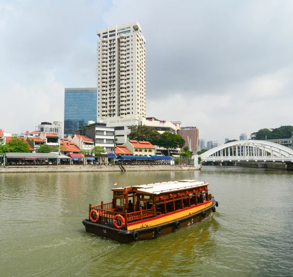 Toeristische boot drijvend op Singapore river, Singapore — Stockfoto