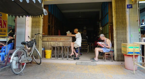 Elderly Chinese men reading newspaper — Stock Photo, Image