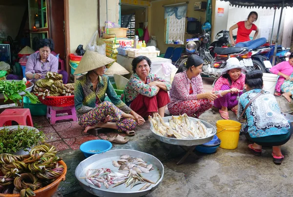 Asian women selling fresh fishes — Stock Photo, Image