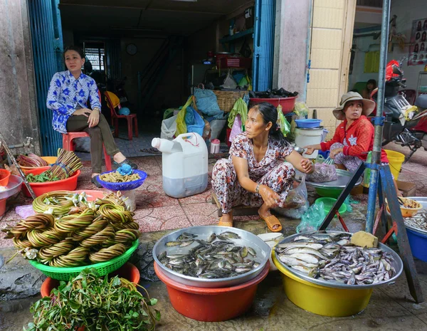 Asian women selling fresh fishes — Stock Photo, Image