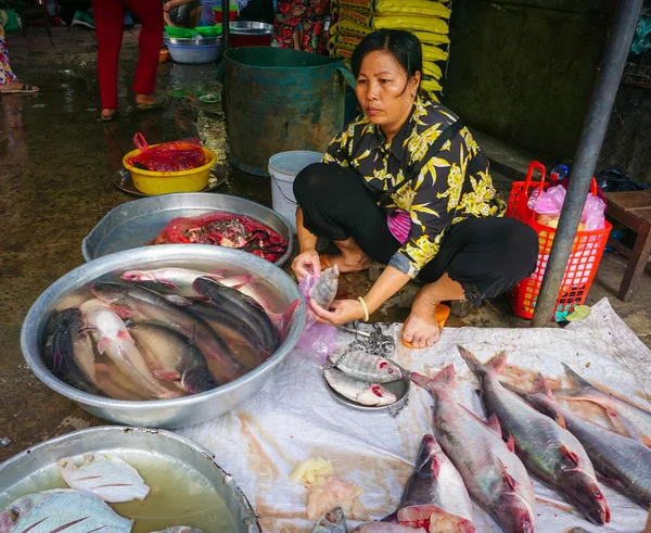 Asiatische Frauen verkaufen frischen Fisch — Stockfoto