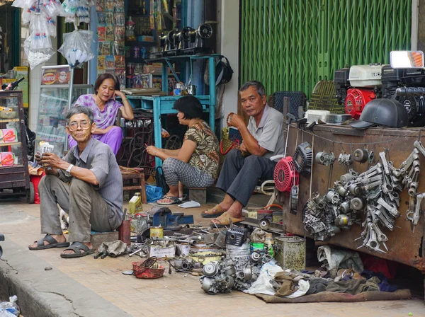 People selling tools at the outdoor market — Stock Photo, Image