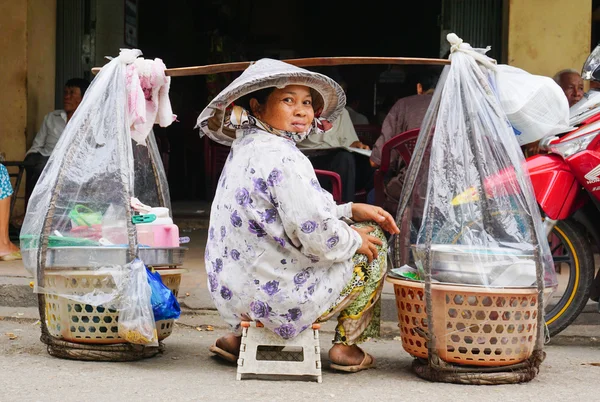 在西贡的越南女子街头小贩 — 图库照片