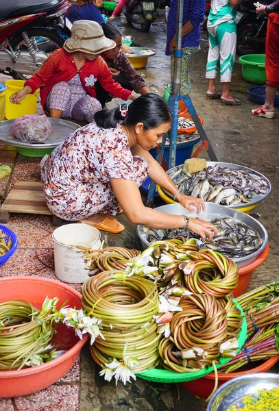 Mujeres asiáticas vendiendo pescados frescos Imagen De Stock