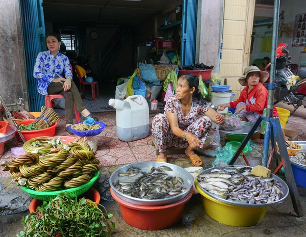 Mujeres asiáticas vendiendo pescados frescos Imágenes De Stock Sin Royalties Gratis